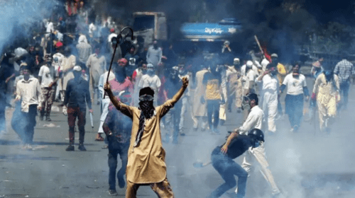 ইমরান খানের মুক্তির দাবিতে উত্তাল পাকিস্তান,